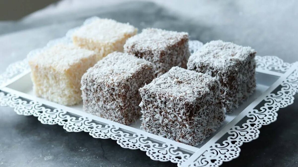 Ингредиенты
Бисквит:
Яйца куриные - 3 шт.

Сахар - 125 г

Сливочное масло - 15 г

Мука пшеничная - 125 г

Крахмал кукурузный - 60 г

Разрыхлитель - 1 ст.л.

Шоколадный соус:
Масло сливочное - 100 г

Сахар - 60 г

Молоко - 250 мл

Шоколад темный - 75 г

Дополнительно:
Кокосовая стружка - 250-300 г