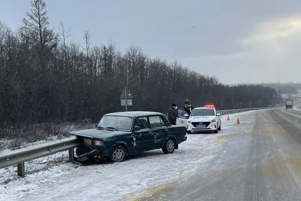     ВАЗ врезался в дорожное ограждение под Липецком  Пресс-служба ГИБДД Липецкой области.