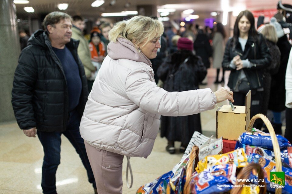     В холле «Фетисов Арены» установили специальные боксы для сбора средств.  Максим ДОЛБНИН/администрация Владивостока