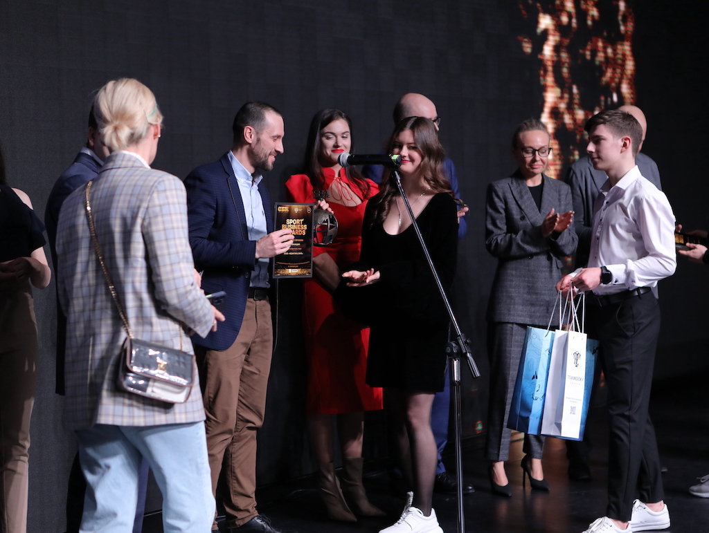 Директор по развитию Алексей Волков получает награду