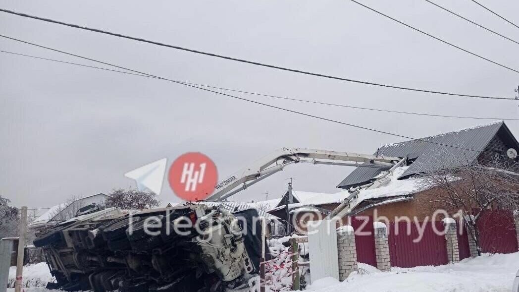     Автомобиль-бетононасос завалился на жилой дом в одном из коттеджных поселков Нижегородской области 10 декабря. Об этом сообщили очевидцы в Telegram-канале «Нижний № 1».