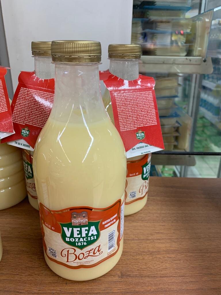 Напиток в пластиковой бутылке на полке супермаркета