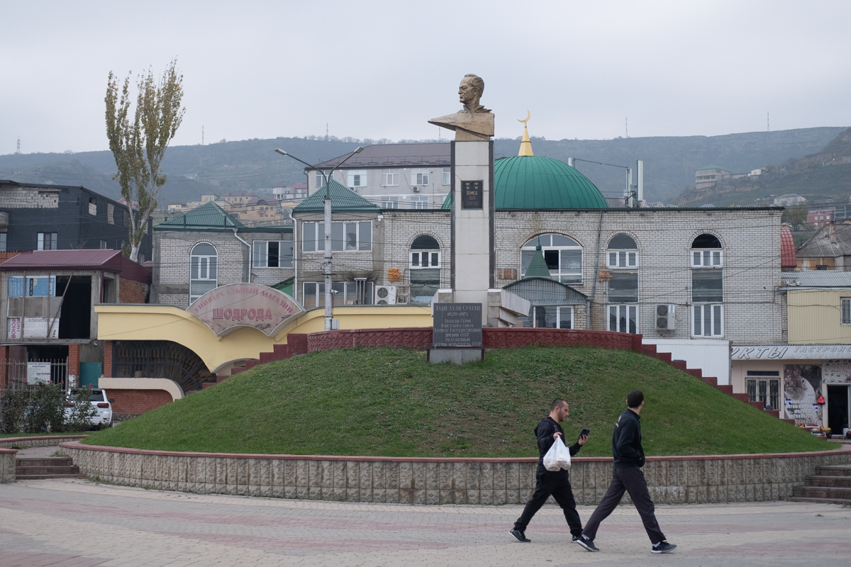 Я мог бы этими руками сотворить и подарить родине еще много скульптур