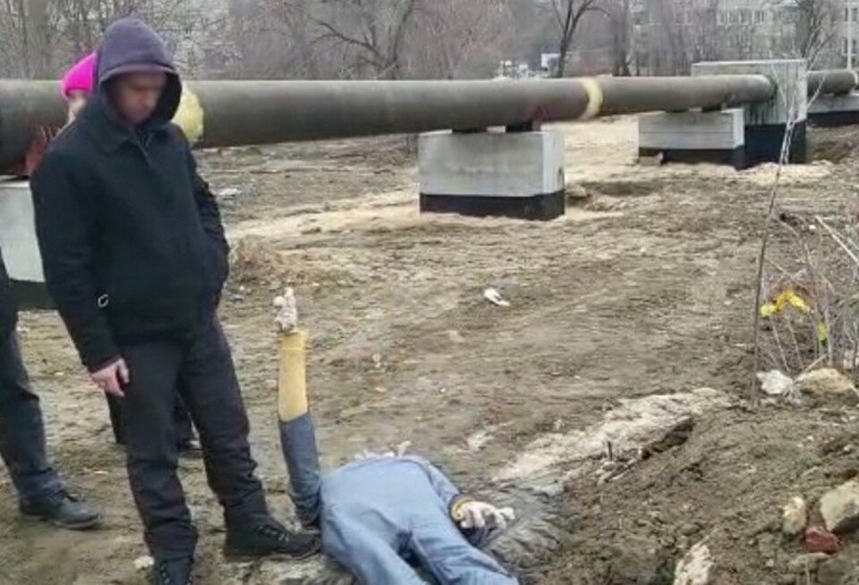     Во время следственного эксперимента мужчина показал, как выбросил тело в коллектор.  ГУ МВД по Волгоградской области