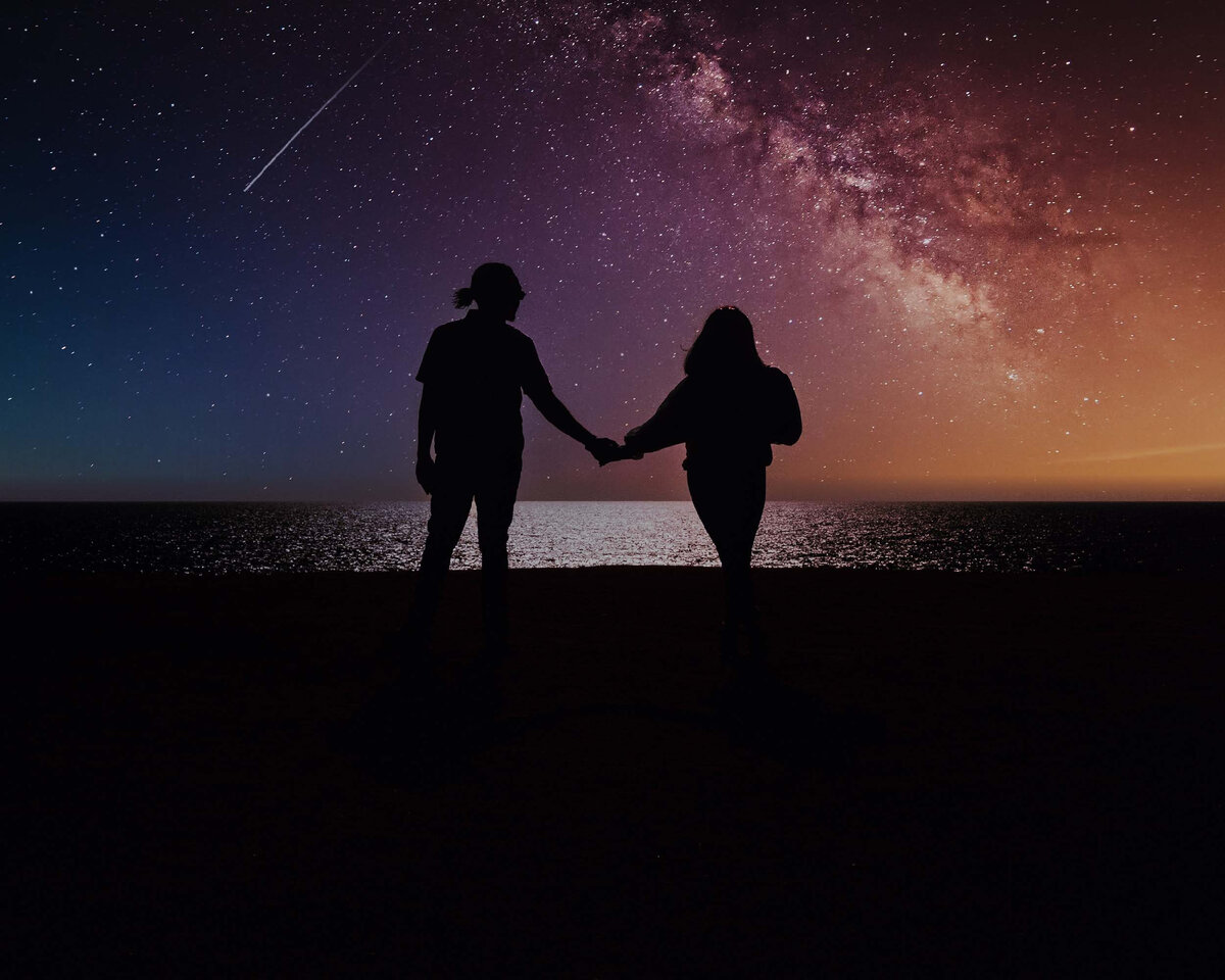 Двое влюбленных в городе. Разговоры ночью с парнем. Романтическое свидание. Пара тень. Мне бы июньскую ночь лунную ночь и тебя.