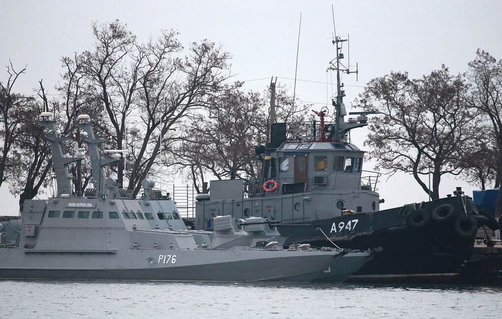 Задержанные Береговой охраной Пограничной службы Российской Федерации малые бронированные артиллерийские катера Р 175 "Бердянськ" и Р 176 "Никополь" проекта 58155 и рейдовый буксир А 947 "Яны Капу" проекта 498 ВМС Украины. Керчь, 26.11.2018