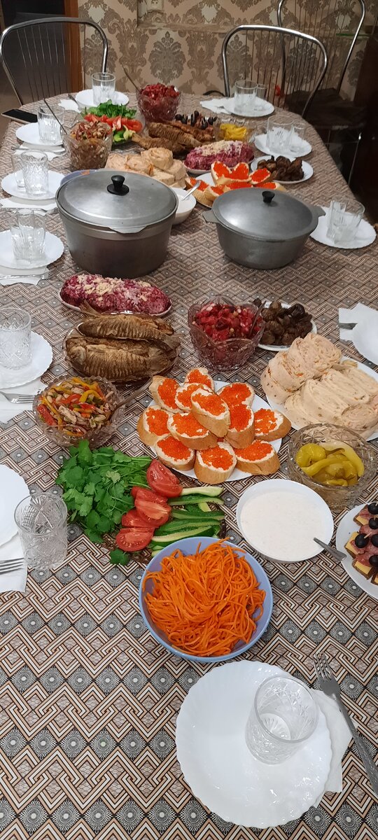 Наш стол. И это ещё не полный комплект блюд