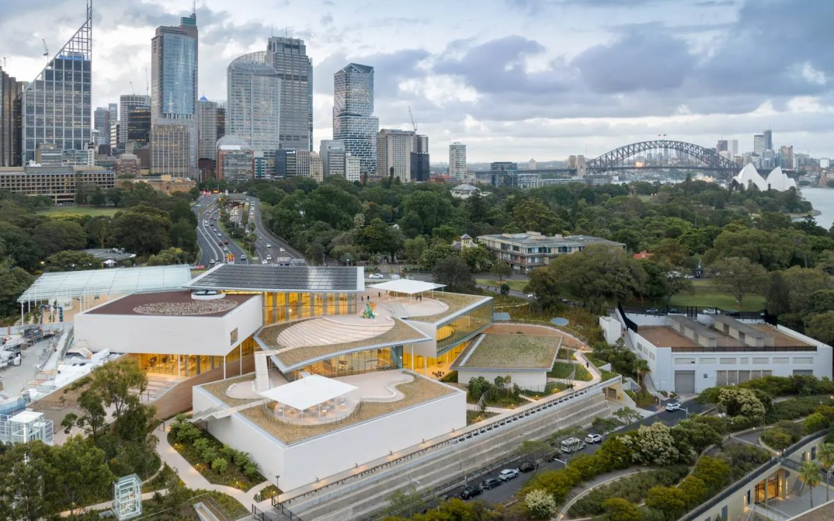 Художественная галерея Нового Южного Уэльса пополнилась новым амбициозным объектом, построенным архитекторами, лауреатами Притцкеровской премии Кадзуё Сэдзиме и Рю Нисидзаве из компании SANAA.