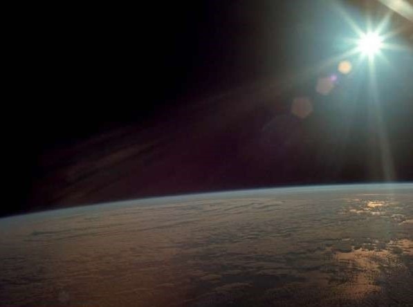 Фото 62 - Солнце над Землей с борта корабля «Аполлон-11» (AS11-36-5293HR).