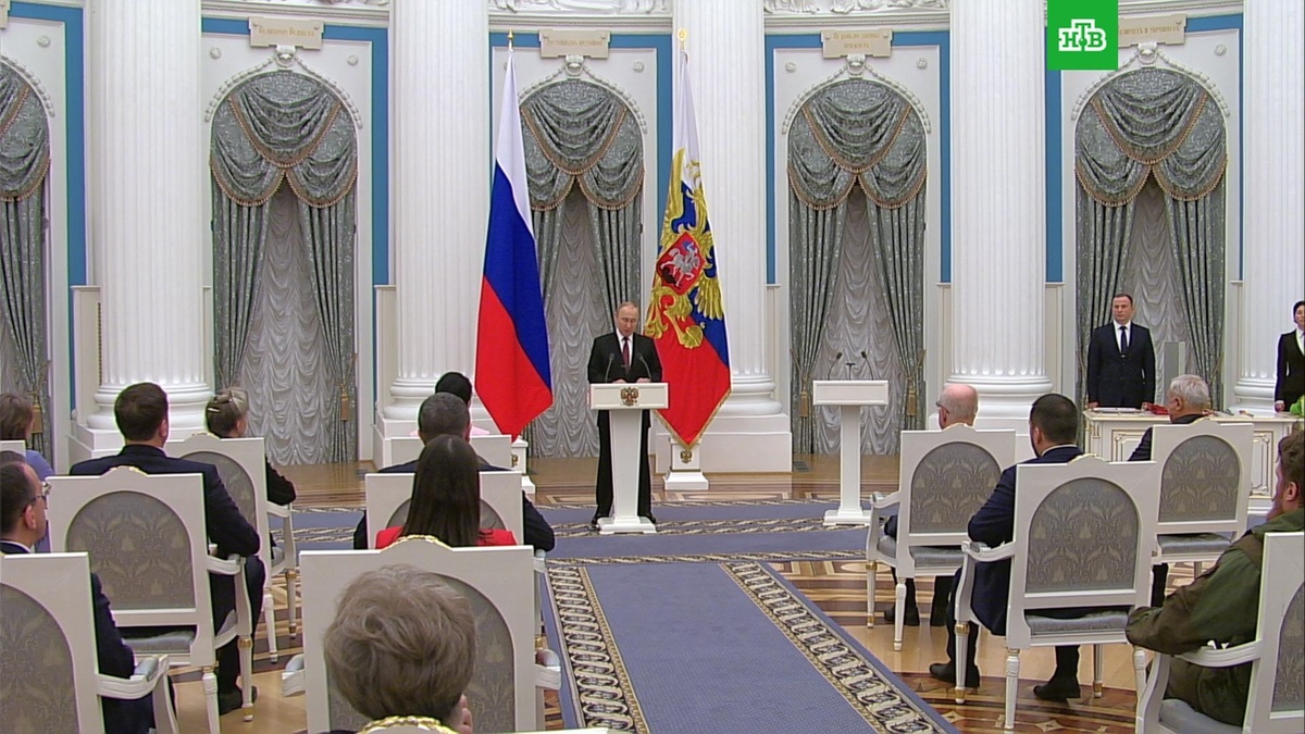    Путин вручает награды Героям России и руководителям Донбасса