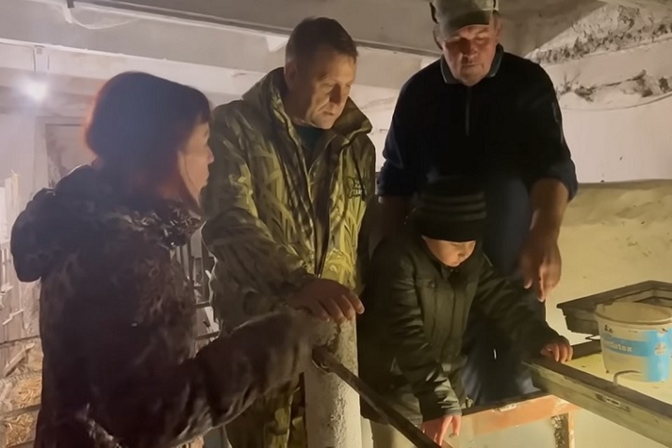     Эта семья не побоялась забрать рептилию к себе. Фото: скриншот из видео/Блог Олега Зубкова.
