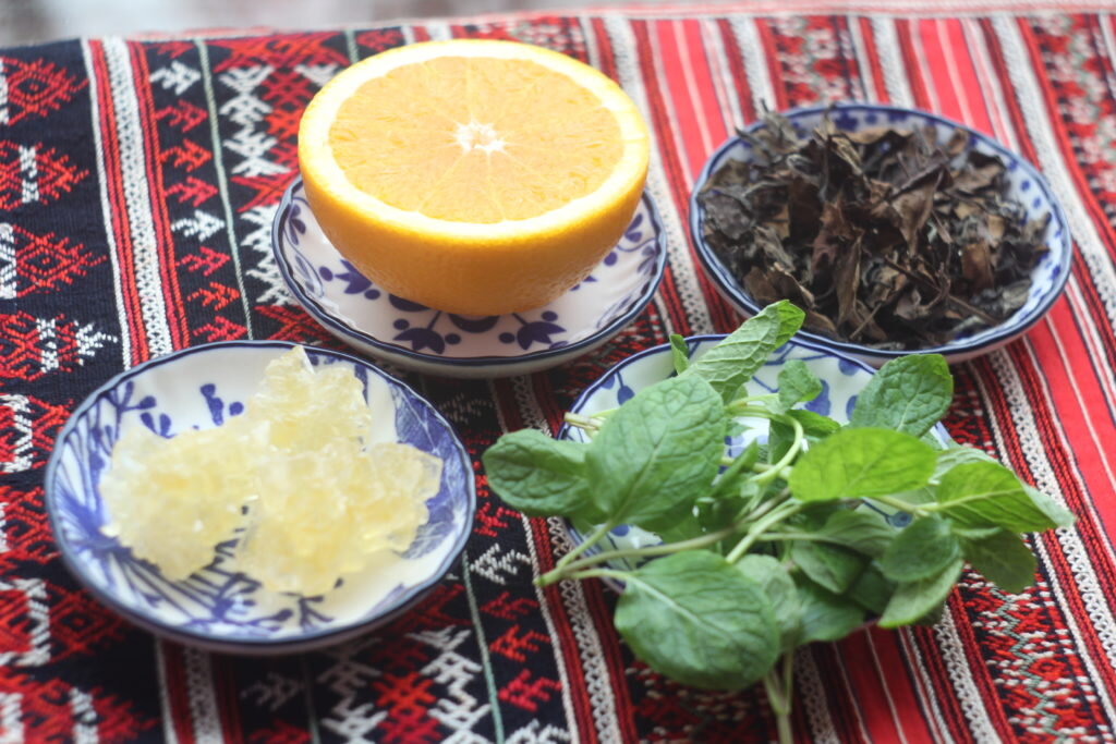 Компоненты для Ташкентского чая №5. Апельсин (надо будет распустить на слайсы). старый белый чай, нават и мята. Фотография Ольги Никандровой.