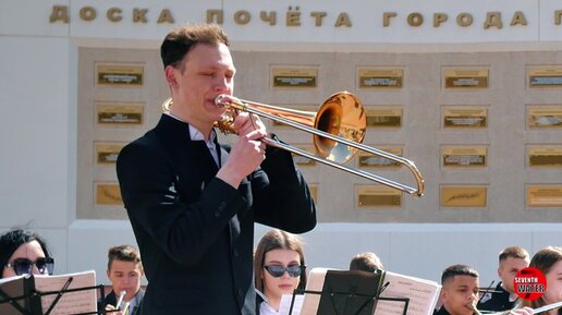 Он заиграл и именно так зазвучит... мы не ожидали. Оркестры круто сыграл на улице.