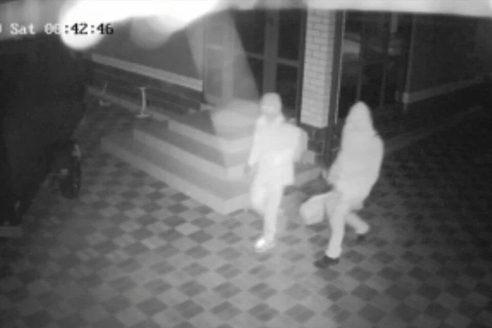 Преступник и его сообщник засветились на камерах наблюдения, по которым позже его и опознал знакомый