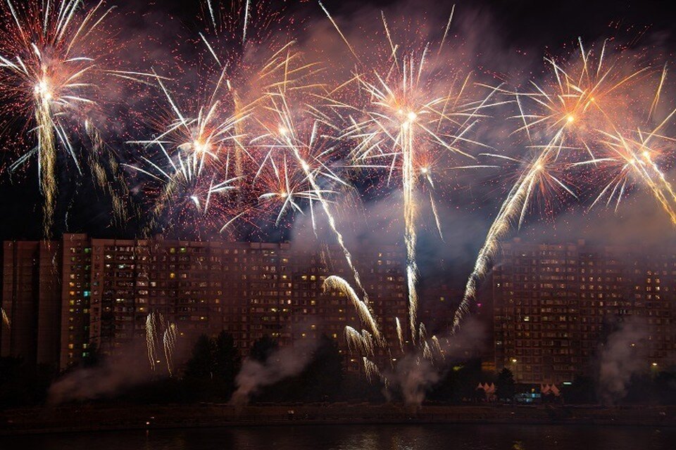     За запуск салюта в неположенном месте грозит штраф до 800 тысяч рублей. Иван МАКЕЕВ