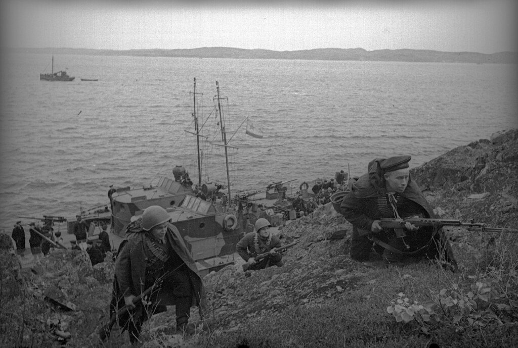 Десанты 1943. Малая земля Новороссийск высадка десанта. Высадка десанта в Новороссийске 1943. Высадка в Лиинахамари. Мыс Пикшуев 1942 год.