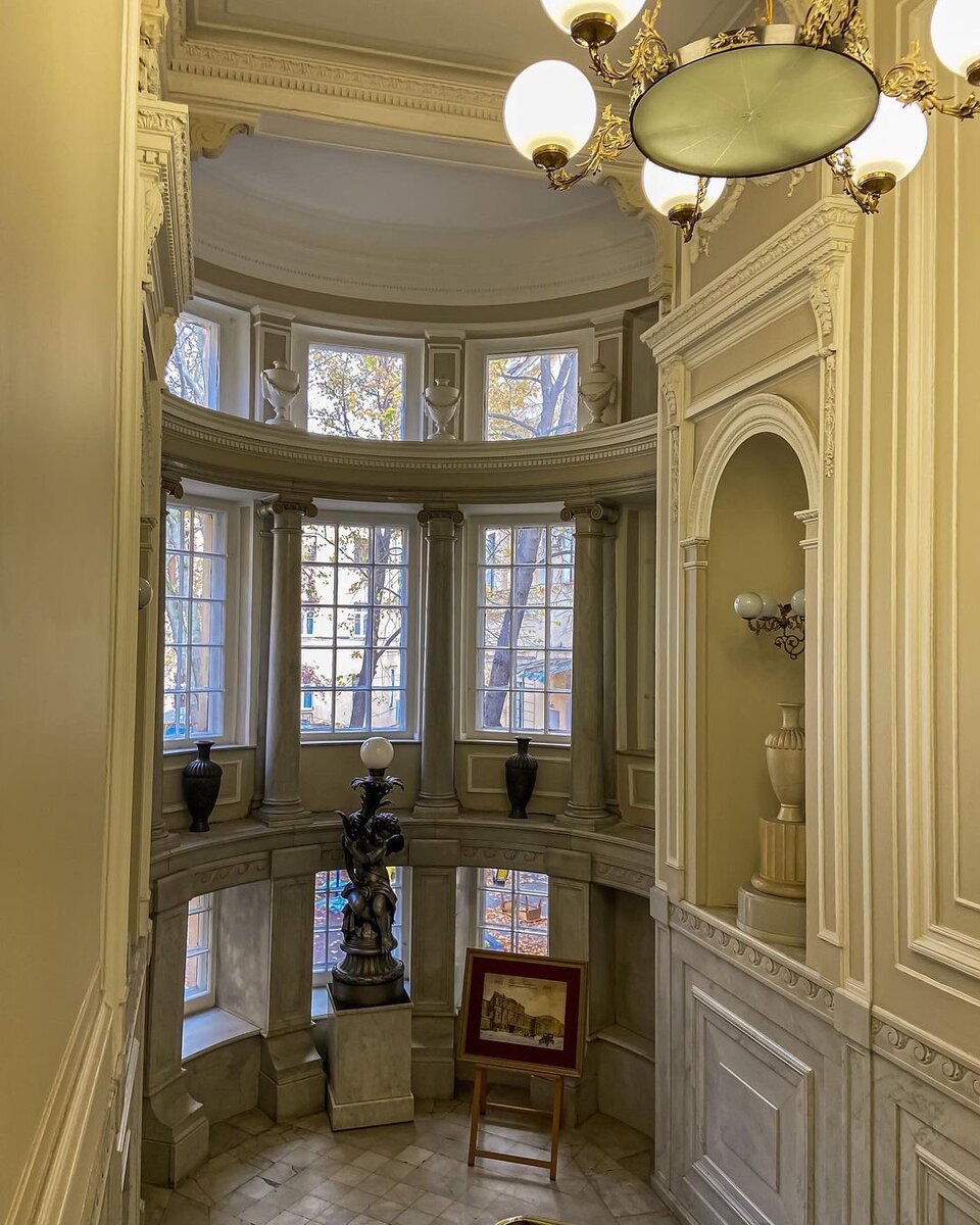 Парадная лестница дворца Ольги Александровны 