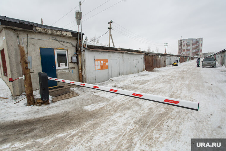    Пермяку пришлось выпиливать дверь в гараже, из-за чего ворота повредились