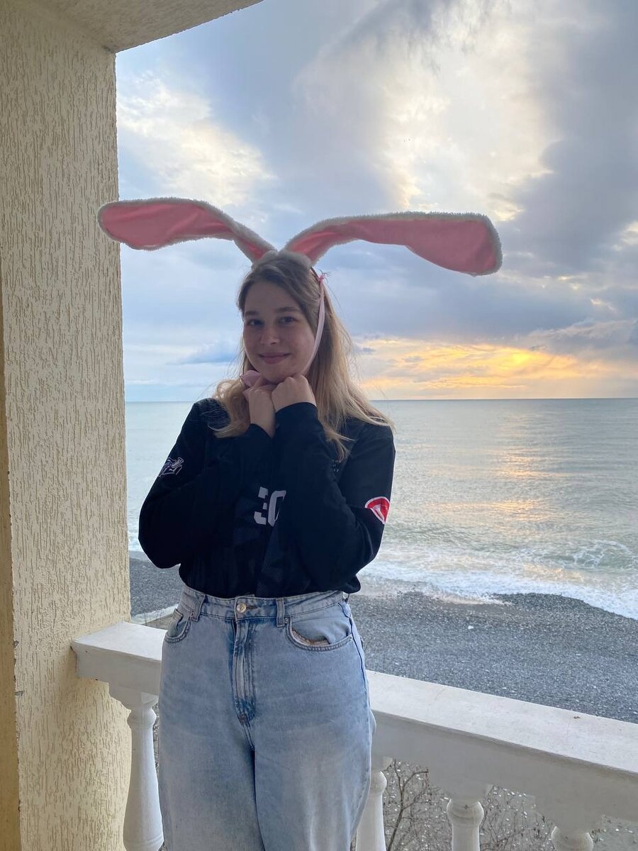 Рита примеряет уши, сделанные Анной Минаковой из меха и флиса