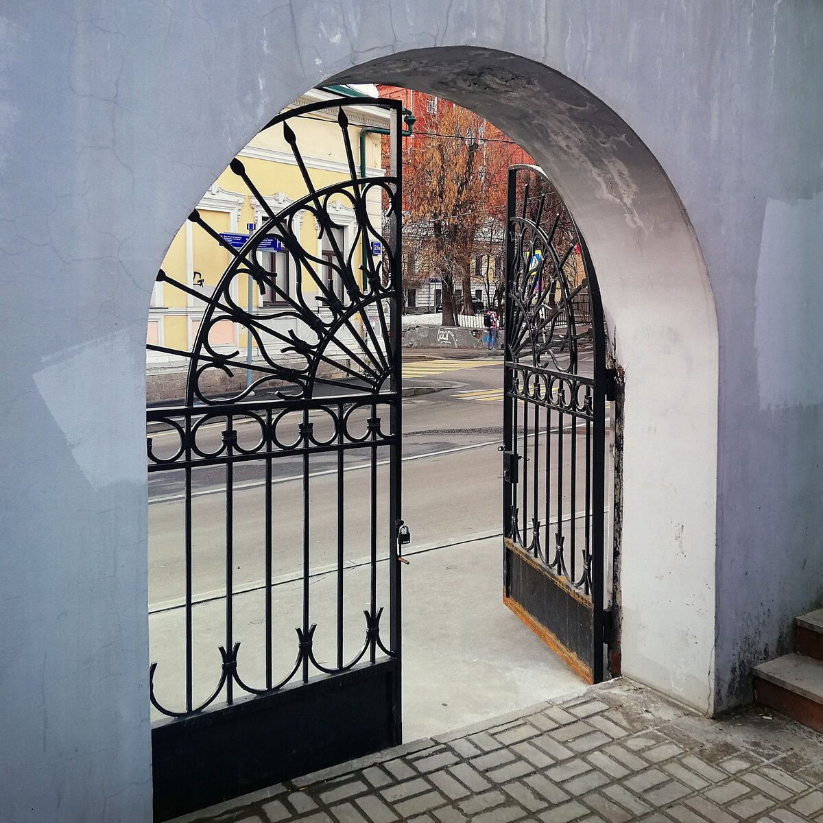 Недавно я оказалась в месте, которое не видела раньше ни разу, хотя и училась совсем недалеко в лицее, и вообще всю жизнь часто бывала в этих местах. Это Морозовский сад, он совсем небольшой и с улицы его просто незаметно - видна только калитка в глухой стене. Когда-то, конечно, это было совсем не так, место было известным и примечательным с точки зрения истории.