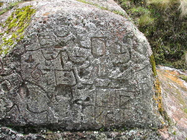 Петроглиф Кумбе-Майо Фото AgainErick. Источник https://commons.wikimedia.org/wiki/File:Cumbe_Mayo_Archaeological_site_-_petroglyph.jpg