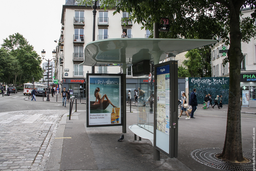 На остановке можно купить. Остановки в Париже. Автобусная остановка в Париже. Остановки в Европе. Остановки во Франции.