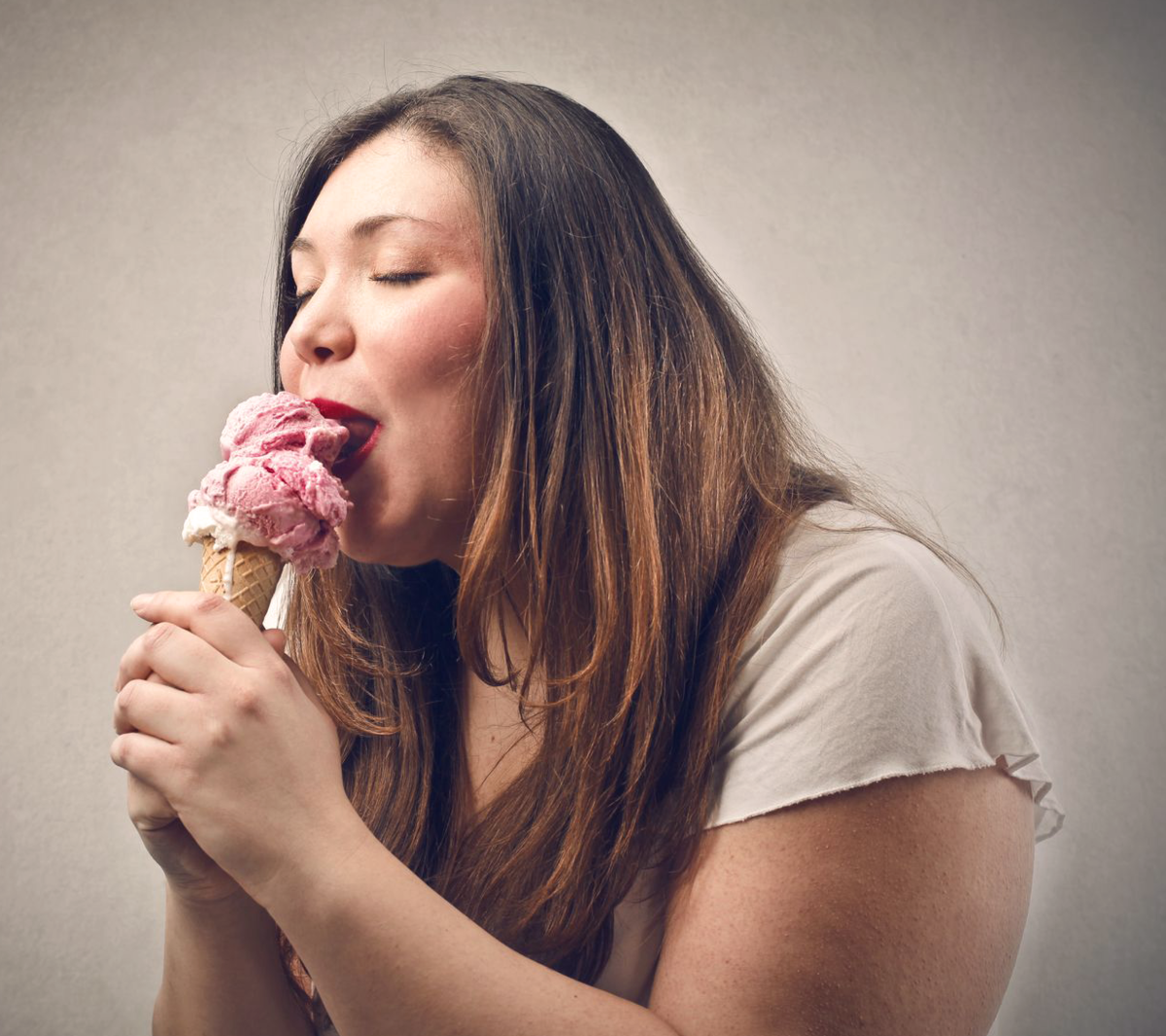 Толстое мороженое. Женщина ест. Девушка со сладостями. Девушка ест мороженое. Полная девушка ест.