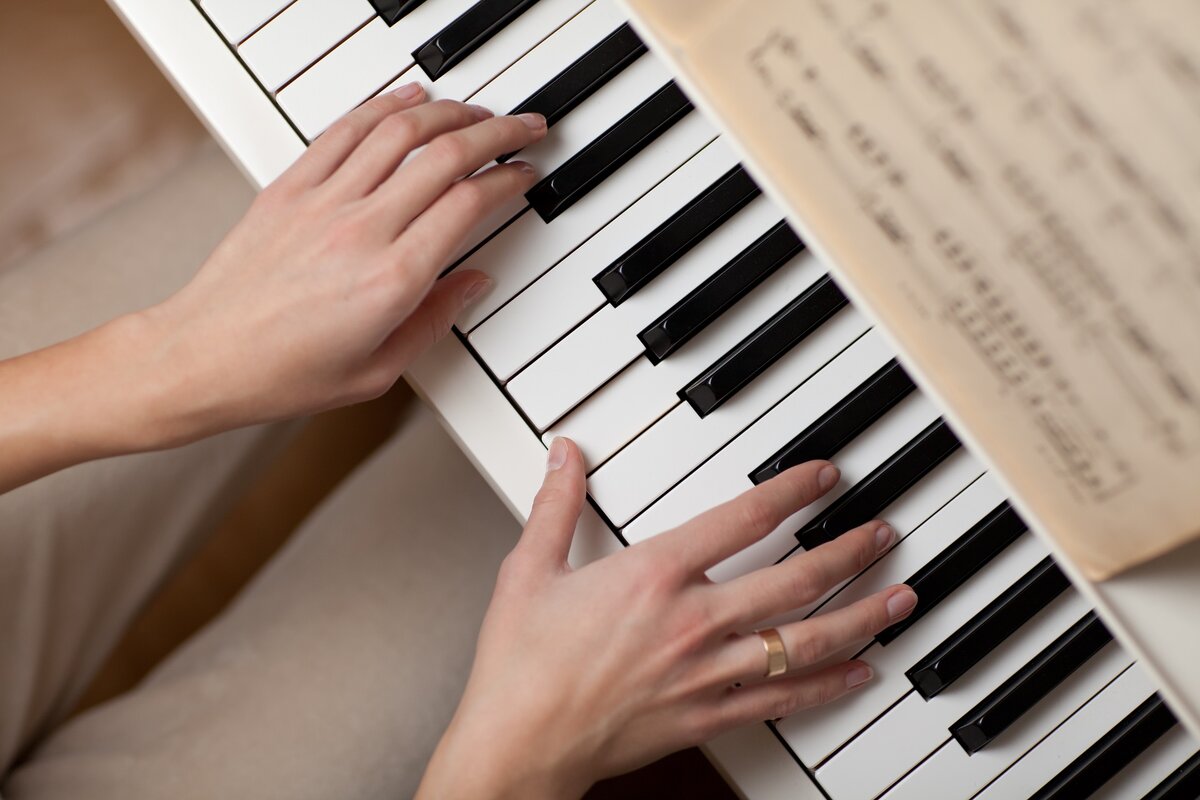 Lori piano. Играть на пианино. Play te Piano. Playing on Piano. Children Play the Piano.