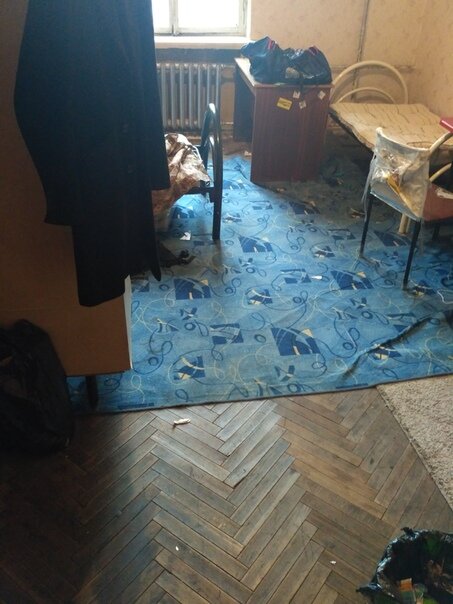 Справа в верхнем углу - моя кровать в комнате. Уже разобрал завал немного