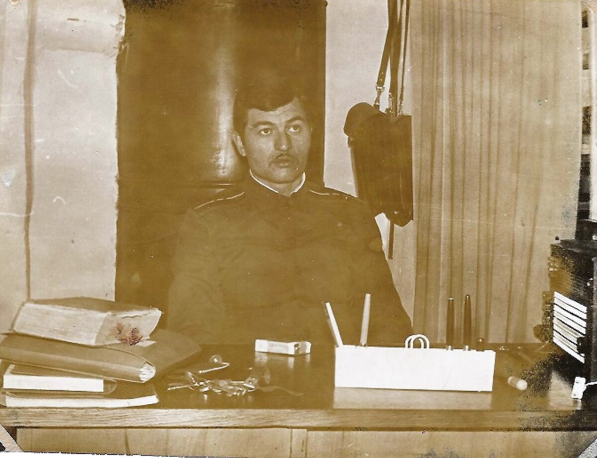 На фото: КТуркВО. Командир роты гв.капитан Геннадий З....Фотография ротного у автора всегда стояла на столе.