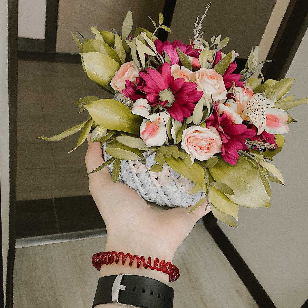 Флористическая композиция в вязаной корзинке.