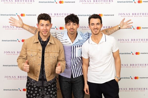 Jonas Brothers вернулись окончательно, выпустив альбом «Happiness Begins»