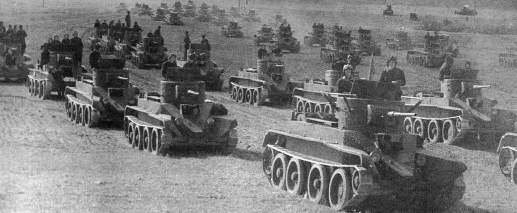 Танки БТ-7 на марше