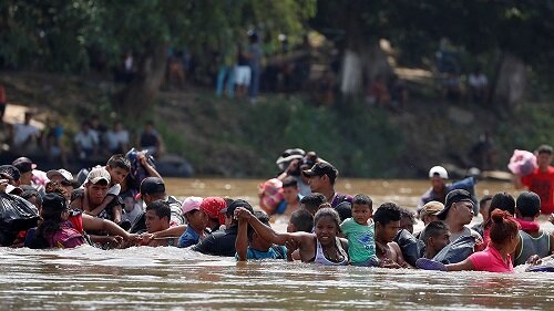 Источник изображения: aljazeera.com. Мигранты из Центральной Америки пересекают границу между Гватемалой и Мексикой, направляясь в США.