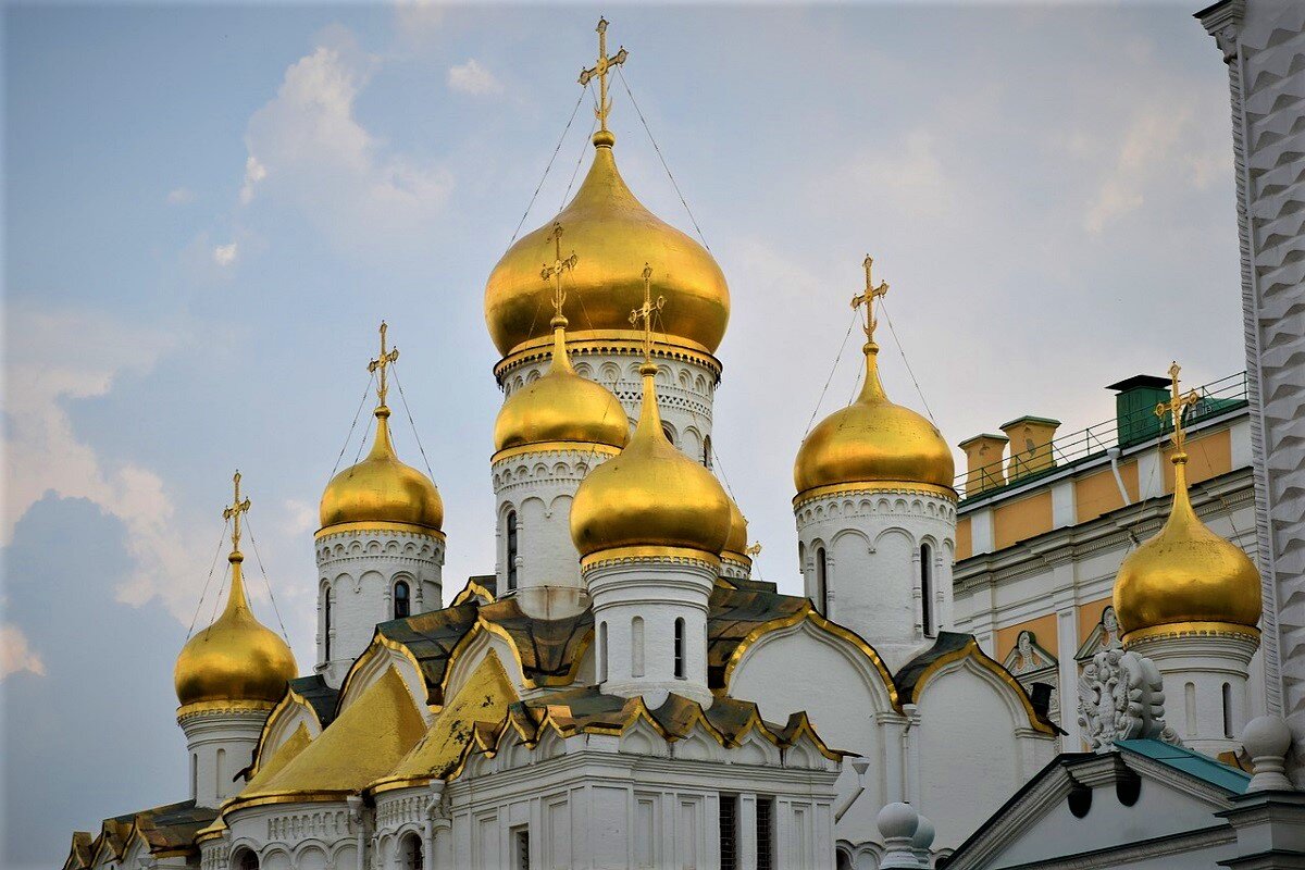 Московский золотой. Церковь с золотыми куполами в Москве. Маковки Москвы золотые купола. Золотые купола белый храм Москва. Церковь с золотым лукообразным куполом в Москве.