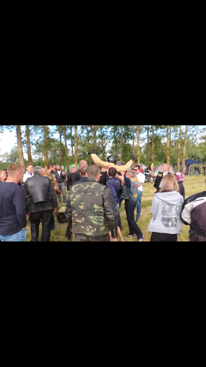 Фрагмент из видео где его качали на руках