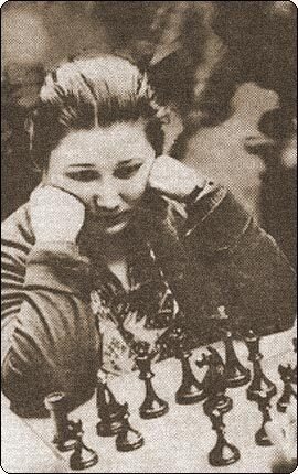  С 18 по 30 июля 1927 года в Лондоне прошел международный шахматный женский турнир с участием 12 спортсменок из 7 стран, победительницу которого, Веру Менчик, провозгласили первой чемпионкой мира
 