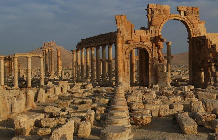  
Архитектурные достопримечательности Ближнего востока, которых не стало.
Кто-то называет группировку ИГИЛ государством, кто-то террористами, но факт остаётся неизменным – ИГИЛ уничтожили и продолжают это делать культурные ценности Ближнего Востока. Причина этого деструктивного и откровенно варварского поведения кроется в соблюдении законов салафизма – направления в суннитском исламе, представители которого ориентируются на образ жизни и веру ранней мусульманской общины, отрицая все позднейшие нововведения. В нашем обзоре "десятка" архитектурных объектов, которые пострадали от ИГИЛ.
