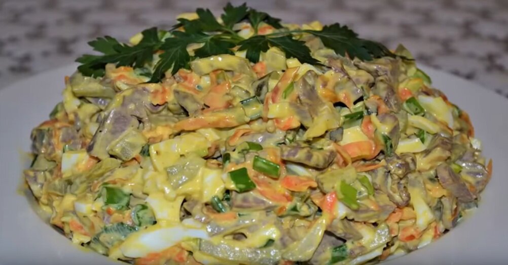 Салат из свиного сердца с грибами и солеными огурцами рецепт