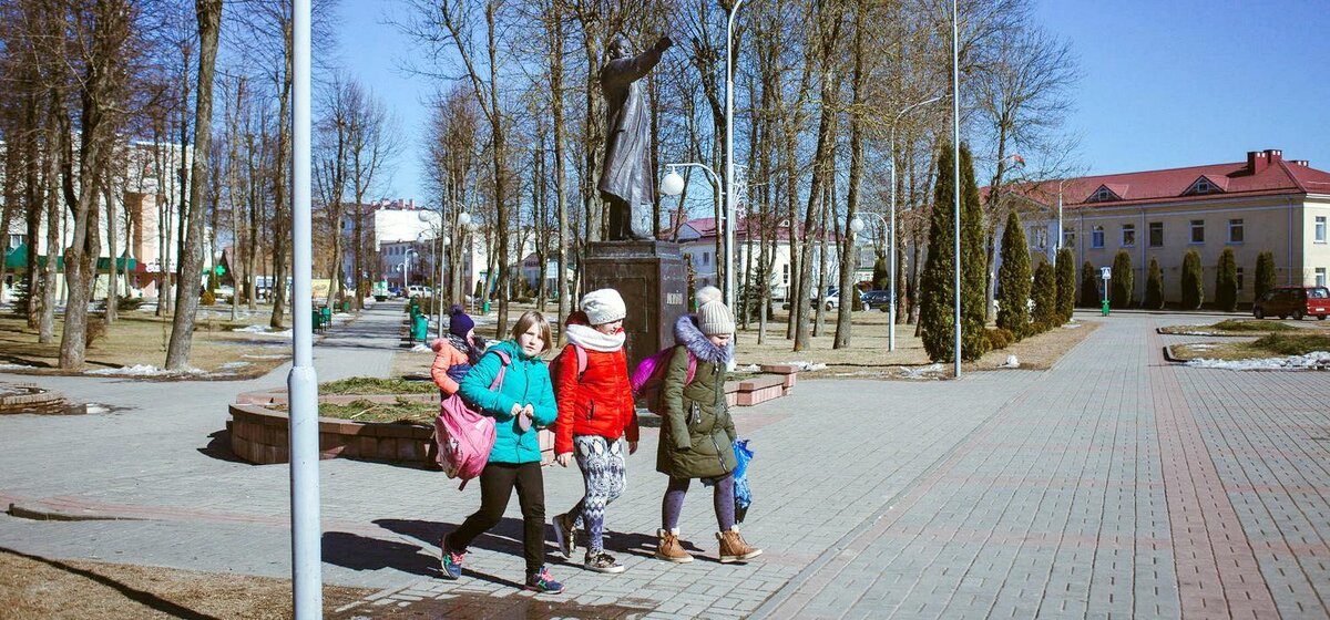 Как и во многих белорусских городах в Островце Ленин указывает в светлое будущее