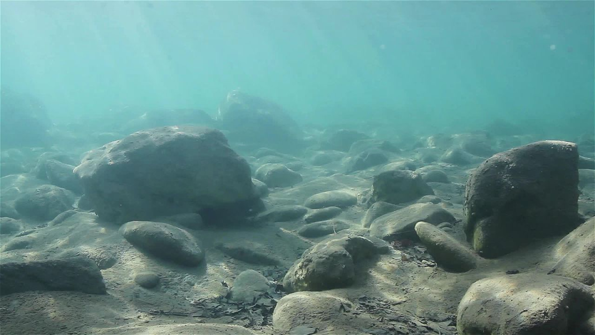 5 подводных камней. Камни на дне моря. Дно реки. Камни под водой. Большой камень под водой.