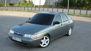 Любому, кто хоть раз в жизни покупал себе автомобиль, конечно же, приходилось заниматься сравнением потенциальных приобретений. Иногда на чаше весов находились одинаковые модели, но нередко – и совершенно разные. Например, вполне возможен такой вариант, как сравнение в поисках ответа на вопрос: что же на самом деле лучше – ВАЗ-2112 или ВАЗ-2115?