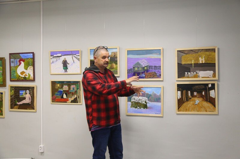 Юрий Рыбкин на вернисаже рассказывает о своих картинах