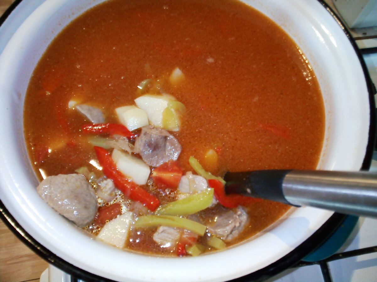 Очень вкусный, ароматный картофельный суп с свининой и овощами.