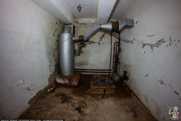 Нашёл под домом друга необычное, заброшенное советское бомбоубежище!