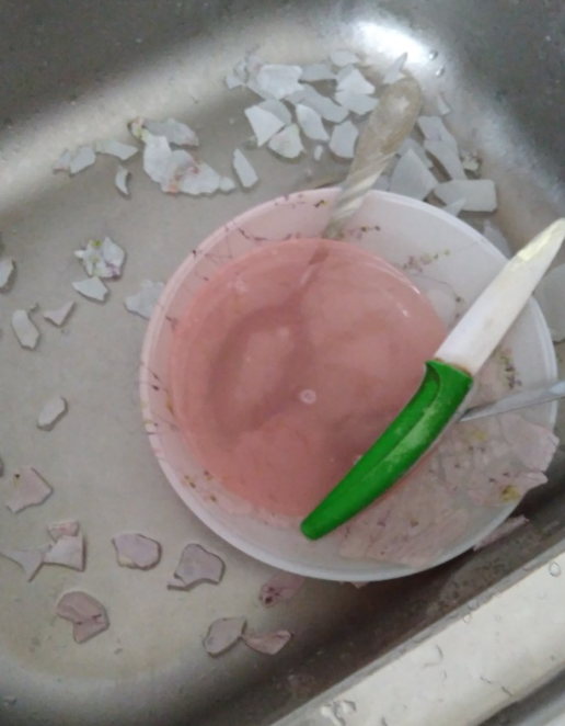 Тарелка, взорвавшаяся в мойке