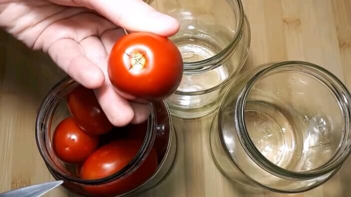 
Наполняем ими наши баночки.