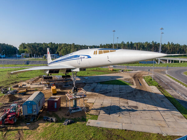 Ту-144 в Жуковском. Крылья на месте. Шасси на стойках ???