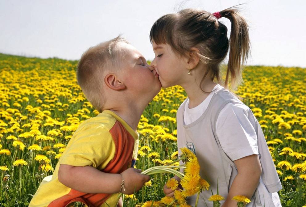 Видео взрослые мальчик и девочка. Детский поцелуй. Поцелуй мальчика и девочки. Мальчик дарит девочке цветы. Ребенок целует.