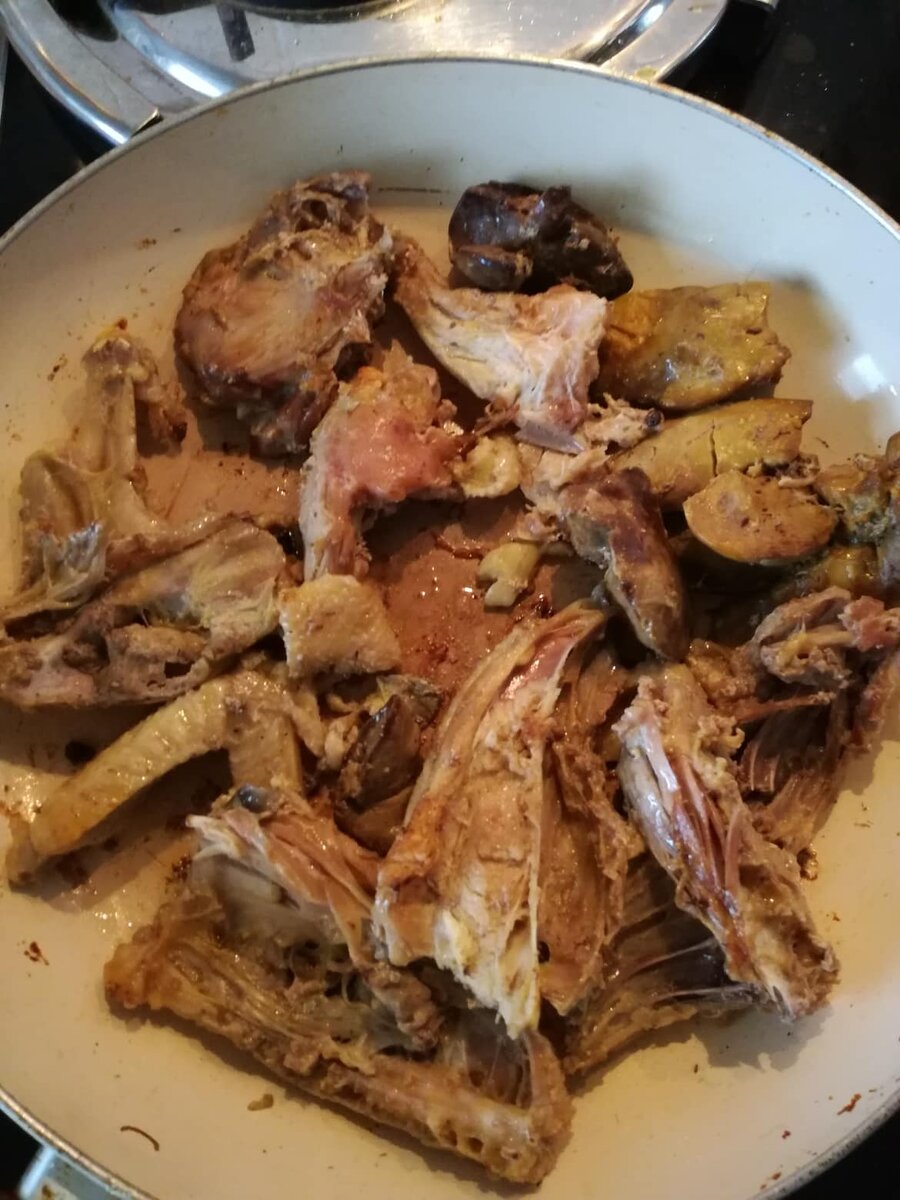 Это домашняя курица, поэтому такая "спортивная"))